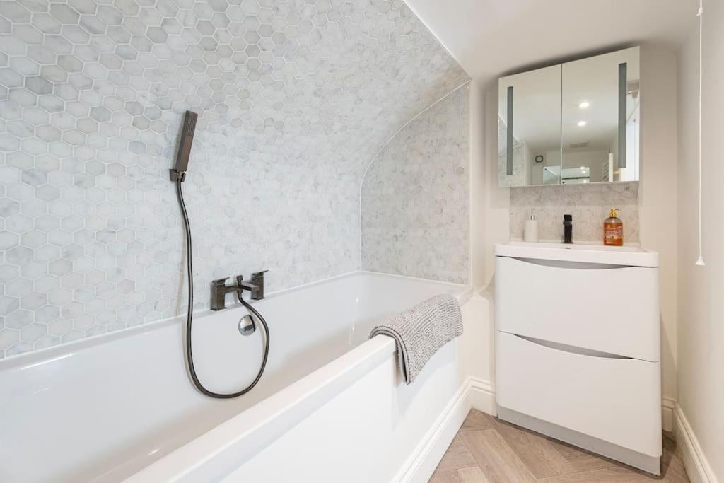 Spacious Apartment - 5 Minutes Walk To Bath Abbey Экстерьер фото